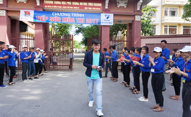 Nguyễn Cao Sang là thí sinh đầu tiên rời phòng thi tại điểm thi Trường THPT Huỳnh Thúc Kháng trong buổi thi môn Toán