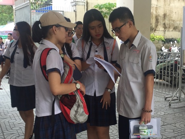 Làm bài xong ra gọi điện thoại, thí sinh bị đình chỉ - 2
Thí sinh tại TPHCM kết thúc ngày thi đầu tiên rất thoải mái, nhẹ nhàng. (Ảnh: Hoài Nam)