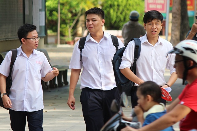 Làm bài xong ra gọi điện thoại, thí sinh bị đình chỉ - 3
Thí sinh dự thi THPT quốc gia môn Toán tại TP Nha Trang, Khánh Hòa. (Ảnh: Viết Hảo)