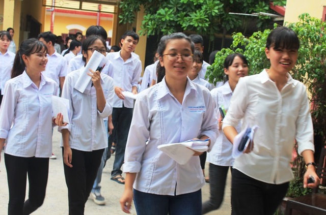 Làm bài xong ra gọi điện thoại, thí sinh bị đình chỉ - 4 Các thí sinh đã kết thúc ngày thi đầu tiên (Ảnh: Duy Tuyên)