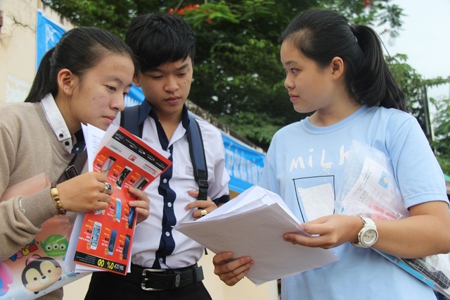 Đề thi tiếng Anh vừa tầm - 10 Thí sinh bàn luận về đề thi tiếng Anh sau khi kết thúc môn thi (ảnh: Dương Phong)