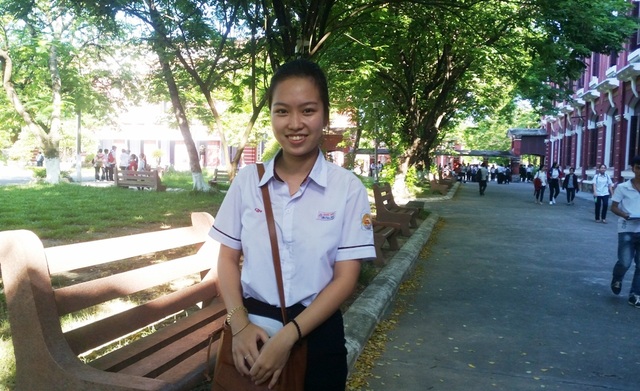 Đề thi tiếng Anh vừa tầm - 23 Nụ cười tươi của một nữ thí sinh vừa làm bài tốt