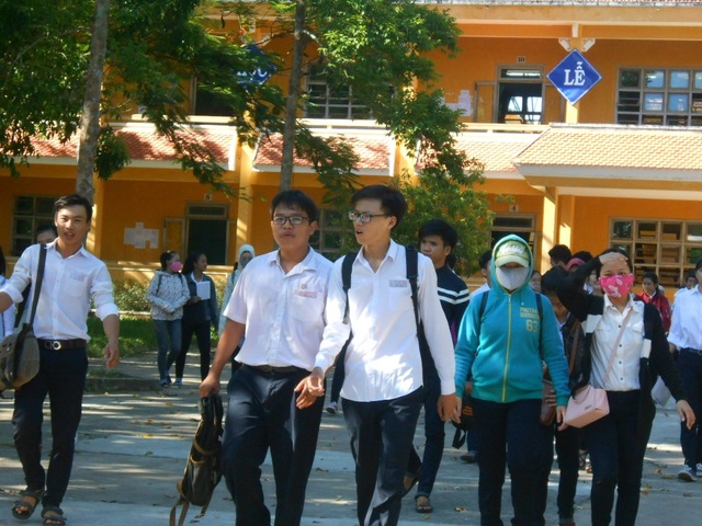 Đề GDCD, Sử và Địa đều dễ, thí sinh phấn khởi kết thúc kỳ thi - 22 Các thi sinh ở Hội An ra về sau buổi thi cuối