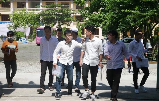 Đề GDCD, Sử và Địa đều dễ, thí sinh phấn khởi kết thúc kỳ thi - 26 Thí sinh Hà Nam hoàn thành kỳ thi tốt nghiệp THPT quốc gia 2017 (ảnh: Đức Văn)
