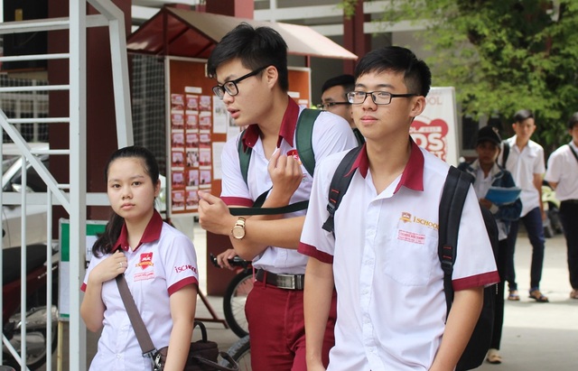 Đề GDCD, Sử và Địa đều dễ, thí sinh phấn khởi kết thúc kỳ thi - 34 Thí sinh dự thi tại điểm thi trường iSchool Nha Trang (Khánh Hòa) ra về sau môn GDCD - (Ảnh: Viết Hảo)