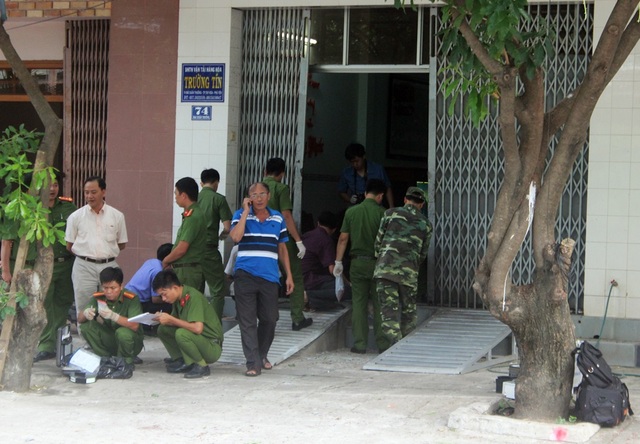 Nổ mìn trước cổng doanh nghiệp, chủ bị thương nặng - 1 Hiện trường vụ nổ khiến một chủ doanh nghiệp nhập viện