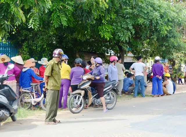 Người phụ nữ tật nguyền tử vong trong nhà với 4 vết đâm - 1 Nhiều người hiếu kỳ đến xem vụ án mạng.