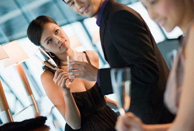 Chồng không thể làm ngơ trước cô hàng xóm độc thân đa tình - 1 Chồng không thể làm ngơ trước cô hàng xóm độc thân đa tình - 1