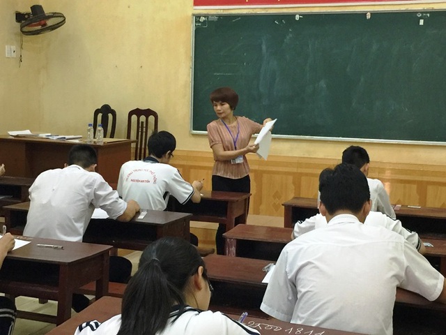 Tỷ lệ đỗ tốt nghiệp THPT 2017 của nhiều tỉnh trên 99% - 2 Các thí sinh Nam Định làm thủ tục tham dự kỳ thi THPT quốc gia năm 2017