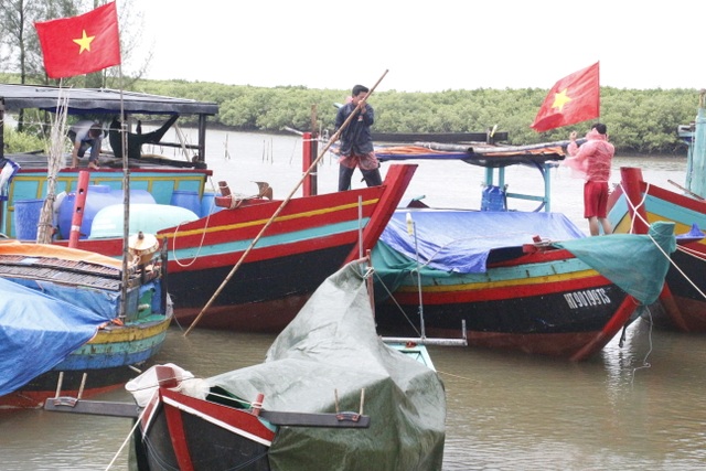 Bão số 2 gây mưa lớn, biển động mạnh tại Hà Tĩnh - 1 Ngư dân khẩn trương giằng néo lại tàu thuyền để đối phó với bão