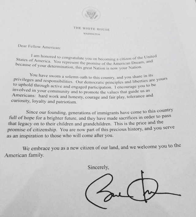 Nhầm lẫn tai hại: Dùng chữ ký ông Obama thay ông Trump - 1
Bức thư chào mừng chồng cô Sultan nhập tịch vào Mỹ hồi tháng 3 vẫn còn chưa ký của Tổng thống Obama. Ảnh: TWITTER