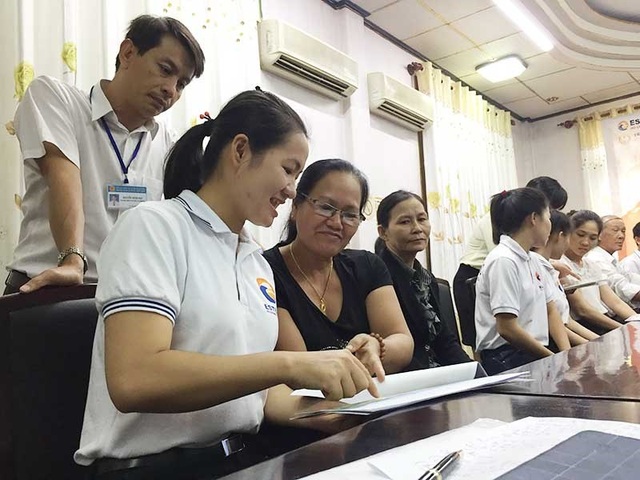 Công ty Nhật về quê ‘săn’ lao động - 1 Sau khi trúng tuyển, các công ty Nhật mời thân nhân các ứng viên đến để thông tin chi tiết và trả lời các thắc mắc về điều kiện, thời gian làm việc và thu nhập của con em họ. Ảnh: AN NHIÊN
