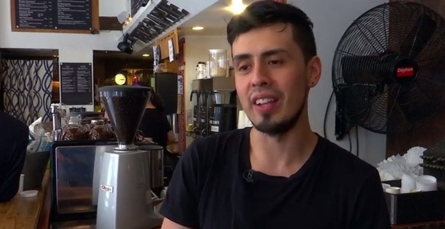 Vì sao giới trẻ Mỹ có xu hướng kiếm việc làm thêm? - 1 Anh Jonathan Rivera chia sẻ: Lý do tôi làm 2 công việc là vì tôi cần phải thanh toán các hoá đơn, các khoản chi tiêu.