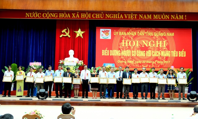 Nỗi khắc khoải của Thủ tướng - 4 Lãnh đạo tỉnh Quảng Nam tặng bằng khen cho những người có công tiêu biểu tỉnh Quảng Nam (Ảnh: Công Bính)