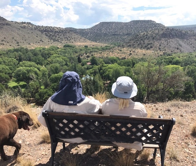 Nghị sĩ McCain leo núi cùng con sau phẫu thuật ung thư - 1
Bức ảnh bà Meghan McCain và bố là nghị sĩ McCain trên đỉnh núi được bà chia sẻ trên TWITTER.