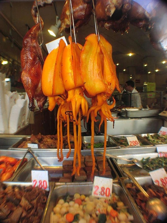 Mực khổng lồ Hồng Kông gây sốt ở Hà Nội - 1
Mực khổng lồ là một trong những loại hải sản độc đáo tại làng chài Tai O.
