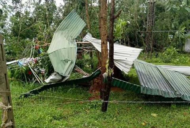 Những hình ảnh thiệt hại đầu tiên do bão số 4 gây ra - 7 Cơn lốc cuốn mái tôn của một nhà dân bay ra xa