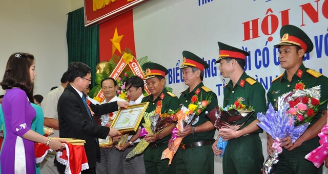 Chủ tịch UBND tỉnh Bình Định tặng bằng khen cho các tập thể và cá nhân tiêu biêu là người có công với cách mạng.