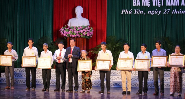 Lãnh đạo UBND tỉnh Phú Yên trao tặng danh hiệu vinh dự Nhà nước cho 25 Bà Mẹ Việt Nam anh hùng.