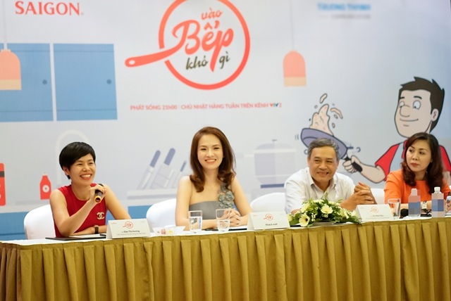 Đan Lê ứng xử thế nào nếu chồng lăng nhăng như Phan Hải “Người phán xử”? - 3
Đan Lê (thứ 2 từ trái sang) cũng đã hài hước tiết lộ về bữa ăn đầu tiên Khải Anh tình nguyện nấu cho vợ tại buổi họp báo ra mắt chương trình Vào bếp khó gì.