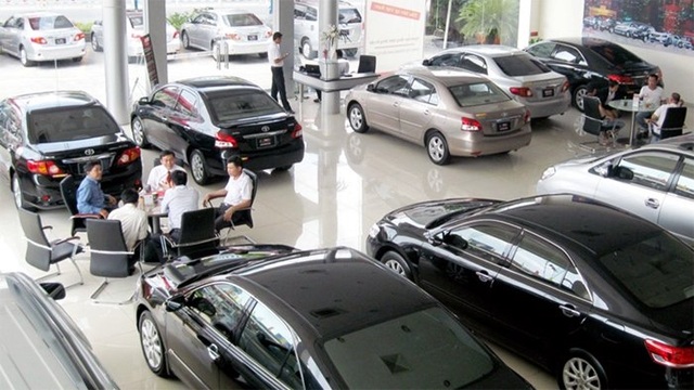 Showroom ô tô lỗ nặng, ông chủ lo bán nhà trả nợ - 1
Các đại lý từ xe sang đến xe bình dân đều gặp khó khăn