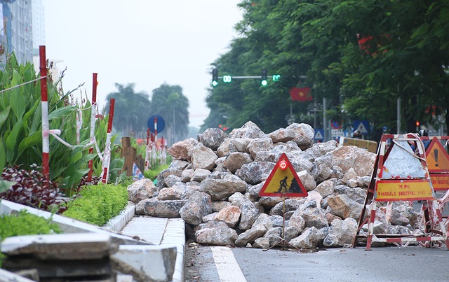 Hà Nội: Nơm nớp lo khi đi qua đường liên tục sạt lở - 11
Công việc sửa chữa thường diễn ra vào ban đêm. Vật liệu xây dựng được tập kết trên đường, khá cản trở việc đi lại.