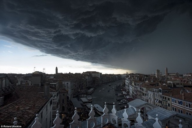 “Đám mây ngày tận thế” bao trùm thành phố xinh đẹp Venice - 1
Một cơn giông lớn kéo theo mây đen khiến thành phố bị bóng đen che phủ. (Nguồn: Roland Hoskins)