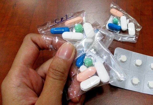 Đừng "nhắm mắt" uống kháng sinh! - 1 Thói quen hễ bệnh là ra nhà thuốc mua theo liều, không nắm rõ tên thuốc, công dụng, chỉ định/chống chỉ định của các loại thuốc mình dùng là rất nguy hiểm.