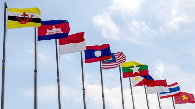 ASEAN hướng tới mục tiêu xây dựng cộng đồng thịnh vượng - 1
Quốc kỳ của các nước thành viên ASEAN.