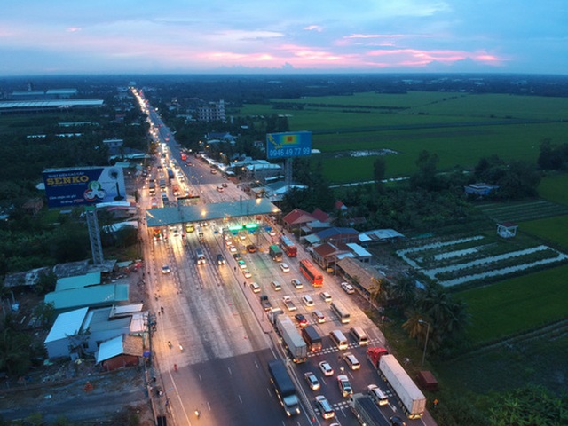 Công an phản bác việc “xử” tài xế đưa tiền lẻ qua trạm BOT Cai Lậy - 1
Trạm thu phí BOT Cai Lậy kẹt xe kéo dài 3km vào tối 15-8.