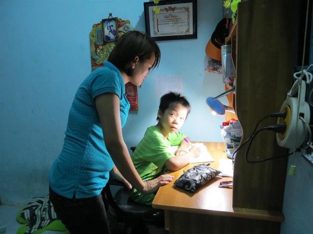 Công nhân bộn bề nỗi lo cho con đi học - 2 Nữ công nhân khu nhà trọ ấp Đông (huyện Hóc Môn, TP.Hồ Chí Minh) cùng con chuẩn bị cho năm học mới. (Ảnh: Lê Tuyết)