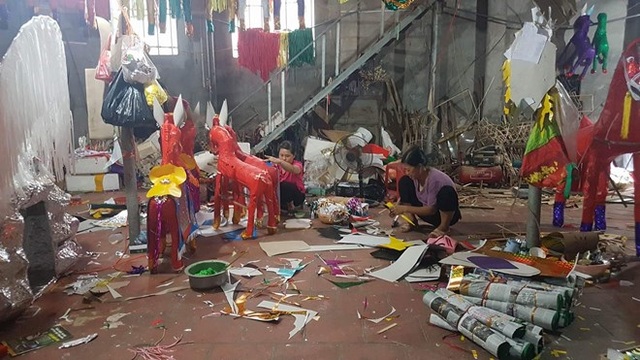 Làng nghề hối hả 'bung' hàng mã, xuất xưởng cả osin cõi âm - 1 Những ngày này làng Phúc Am, xã Duyên Thái, huyện Thường Tín, Hà Nội hối hả vào mùa.