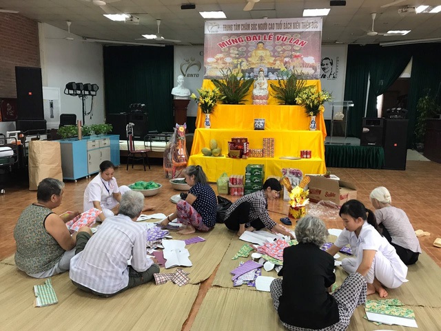Mùa Vu Lan báo hiếu: Cay mắt chuyện đời ở những trung tâm dưỡng lão - 1
Các cụ ở Trung tâm Thiên Đức tham gia ngày Lễ Vu Lan của Trung tâm. Ảnh: T.G