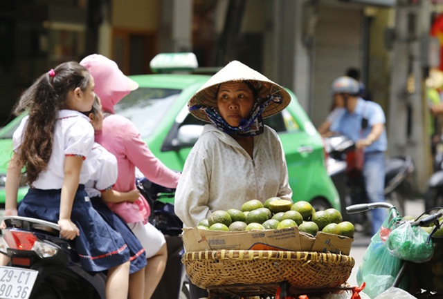 Tăng thuế VAT với người nghèo: Không thể tác động ít mà ngược lại - 1
Người nghèo luôn chịu tác động mạnh nhất từ các biến động giá cả tiêu dùng. Ảnh: Như Ý.