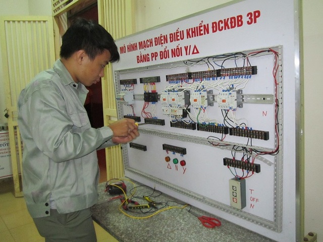 Nhiều thí sinh bỏ đại học chọn trường nghề - 1 Nhiều trường để sinh viên vững tay nghề, dành thời gian từ 70-80% để sinh viên học thực hành. Ảnh XD.