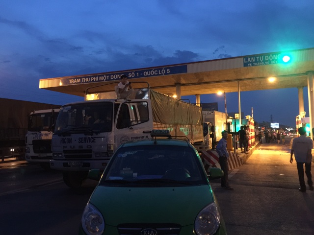 Tài xế dùng tiền lẻ mua vé qua trạm thu phí, quốc lộ 5 tắc dài - 1 Xe tải, xe bồn đỗ xếp hàng ở trạm thu phí số 1 trên Quốc lộ 5