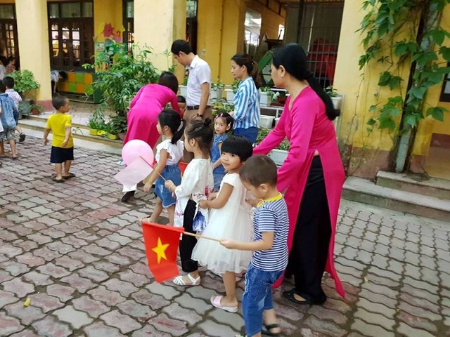 Rộn ràng lễ khai giảng năm học mới trên mọi miền Tổ quốc - 46 Ngay từ sáng sớm ở trường Mầm non Hoa Sen các phụ huynh đã đưa con mình đến chào đón năm học mới