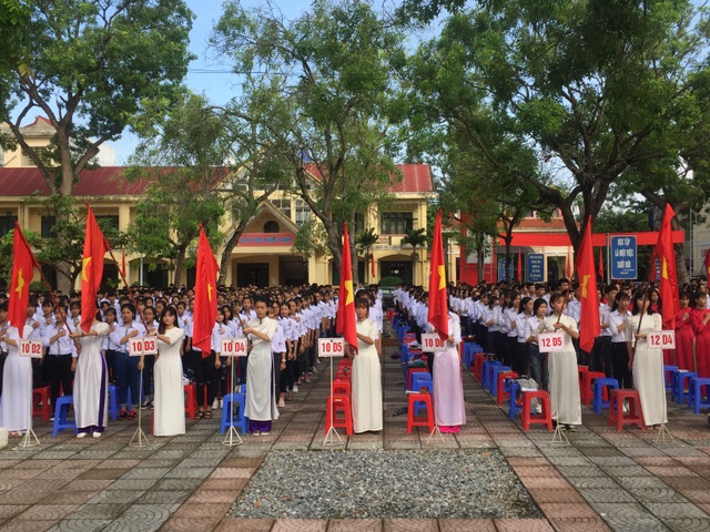 Rộn ràng lễ khai giảng năm học mới trên mọi miền Tổ quốc - 53 Học sinh trường THPT Lương Tài chào cờ trong ngày khai giảng