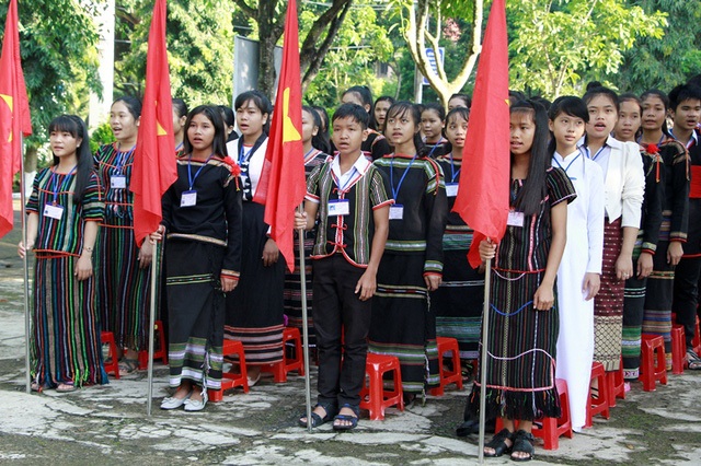 Nụ cười rạng rỡ của học sinh dân tộc thiểu số trong lễ khai giảng - 6 Học sinh đồng bào các dân tộc xúng xính trong trang phục truyền thống dự lễ khai giảng