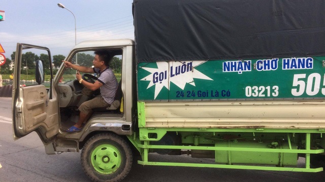 Trạm BOT quốc lộ 5 "tê liệt" vì tài xế lại dùng "chiêu" tiền lẻ - 14 Một tài xế tên Toàn vờ xe bị chết máy và định gọi xe cẩu đến để cẩu xe...