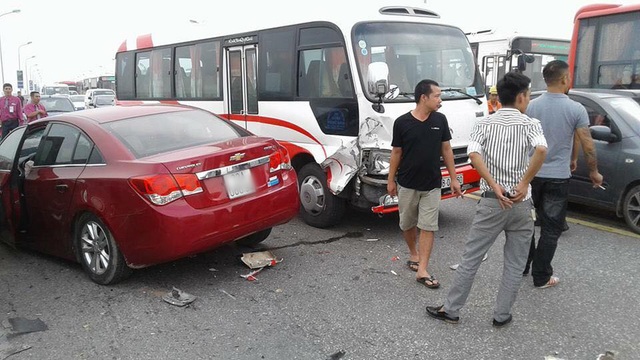Hà Nội: Tai nạn liên hoàn trên cầu Thăng Long, 2 xế hộp nát đầu - 3 Hiện trường vụ tai nạn (Ảnh: CTV).