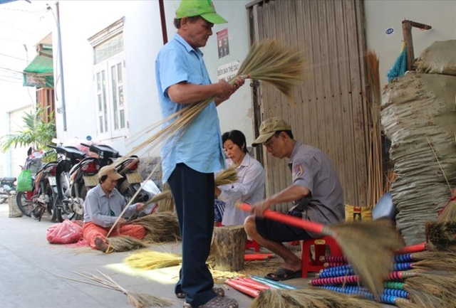Ám ảnh làng nghề truyền thống - 2 Xóm chổi Sài Gòn giờ chẳng còn mấy ai theo nghề.
