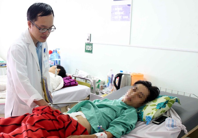 Suýt chết vì tự rút thanh gỗ găm vào bụng - 1 Anh A. thoát chết sau vụ tai nạn và tự ý rút dị vật