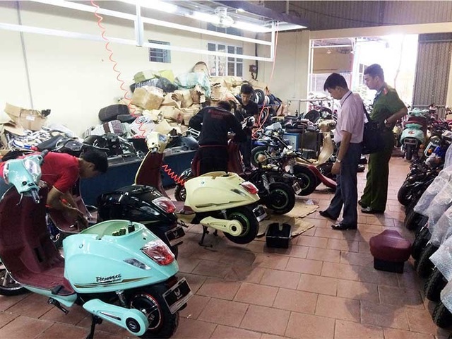 Đau đầu với xe máy Trung Quốc "copy" - 1
Xe máy giả, xe copy chất lượng kém, chế độ bảo hành không tốt. Trong ảnh: Lực lượng chức năng đang kiểm tra xe máy có dấu hiệu nhái kiểu dáng giống Piaggio. Ảnh: TL