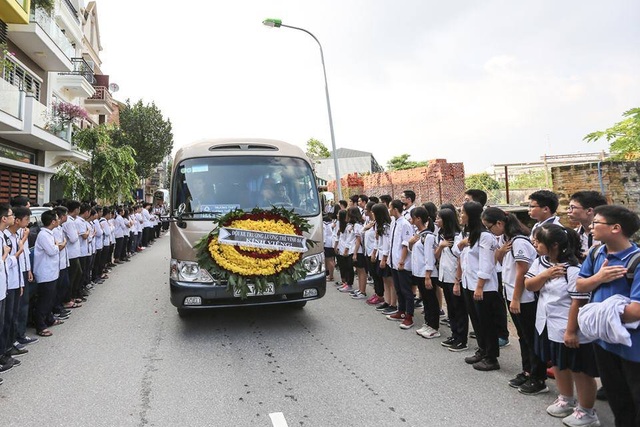Sẽ còn vang mãi hồi trống cuối! - 1
Học sinh trường Lương Thế Vinh xếp hàng đưa tiễn thầy Văn Như Cương (Ảnh: Kim Sơn)