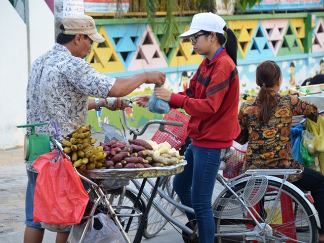 Chưa ráo mồ hôi đã hết tiền - 1
Đồng lương ít ỏi buộc công nhân phải dè sẻn chi tiêu. Ành: NGUYỄN LUÂN