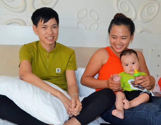 Cô dâu xinh đẹp đẩy xe lăn cho chồng trong đám cưới ở Bắc Giang - 1
Vợ chồng anh Mến - chị Loan hạnh phúc bên cậu con trai đầu lòng. Ảnh: Nhân vật cung cấp