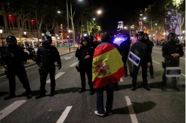 
Cảnh sát Catalonia bảo vệ an ninh khi người ủng hộ độc lập xuống đường ăn mừng sau khi nghị viện Catalonia tuyên bố độc lập khỏi Tây Ban Nha, ngày 27-10. Ảnh: REUTERS
