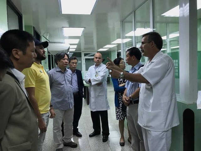 Sự thật về thuốc Vidatox chữa được ung thư - 1 GS-TS Trần Bình Giang, Giám đốc Bệnh viện Việt Đức (thứ 3 từ trái sang) làm việc với các bác sĩ nghiên cứu và điều trị ung thư đầu ngành của Cuba Ảnh: Facebook Trần Bình Giang
