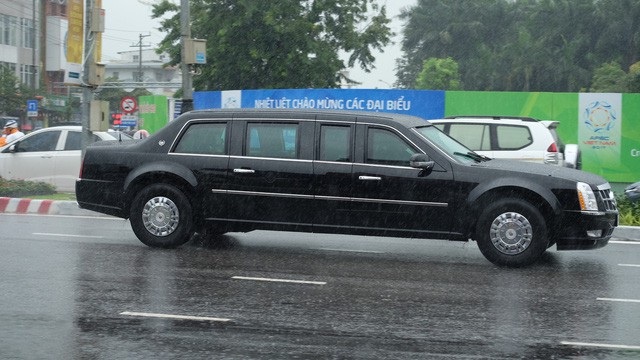 2 siêu xe "Quái thú" của Tổng thống Trump lăn bánh trên đường phố Đà Nẵng - 1
Chiếc Cadillac One mang biệt danh Quái thú di chuyển trên đường phố Đà Nẵng.